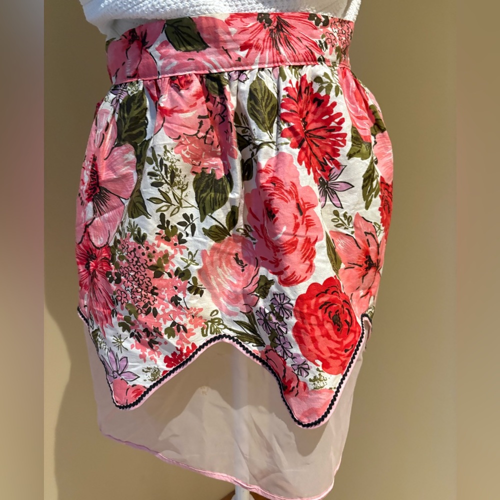 Vintage Floral Half Apron Red Pink Bouquet Reversible Mesh Net Pockets Bric Brac